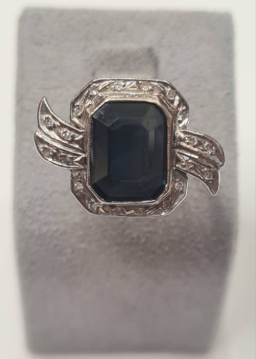 Inel realizat din aur alb 14k, cu safir natural si diamante naturale,