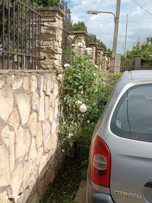 vand casa 2 corpuri-spatioasa pretabil 2 familii