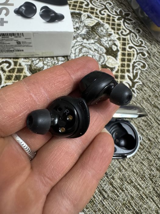 продам наушники buds +