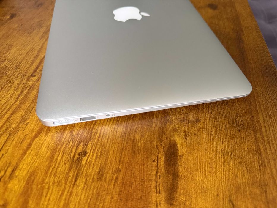 MacBook Air 11 2015, живой, 100%