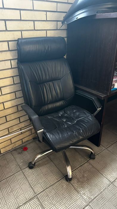 Кожаное кресло для офиса