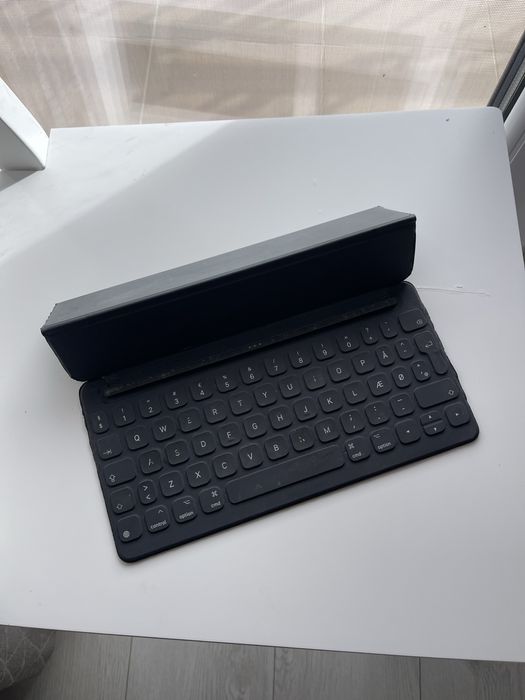 Husa cu tastatura apple • Ipad 10.5 inch