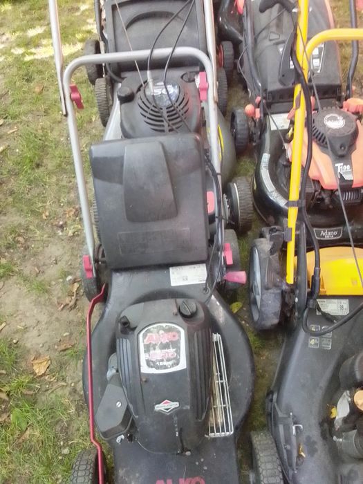 Vând mașina de tuns gazon