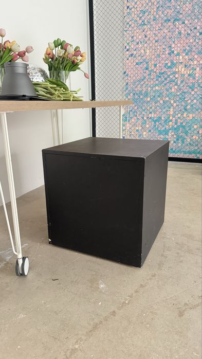 Стулья кубы для фотостудии, вентилятор, чемоданы