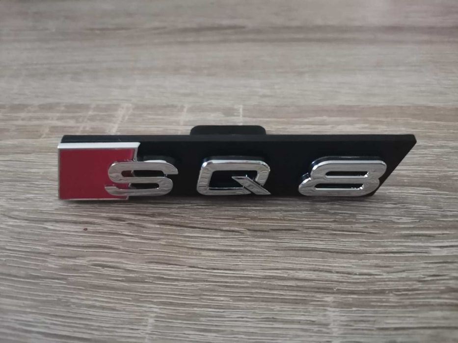 сребриста емблема Audi SQ8 за решетка със стикер