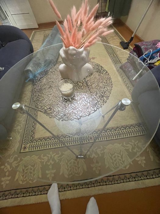 Продается б/у после химчистки ковры и стеклянный стол