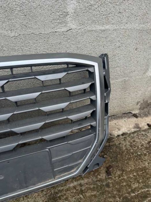Grila centrala Audi Q2 cod: 81A853651