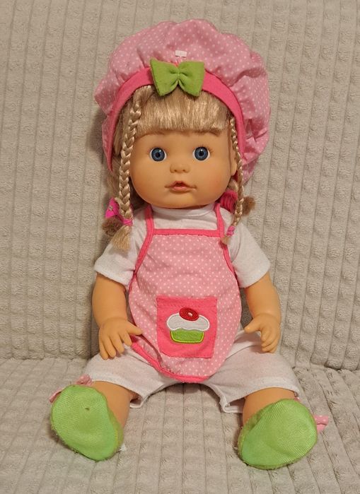 • Vând păpușă interactivă •