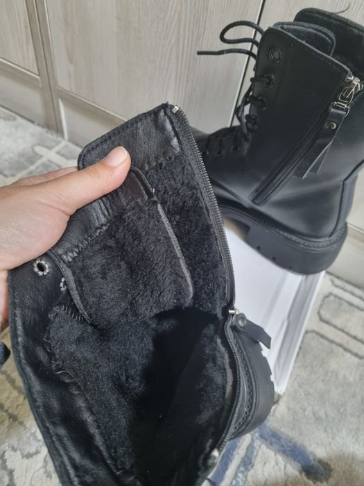 Продаются женские ботинки