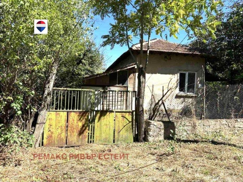Къща с голям двор за продажба в с. Бръшлен