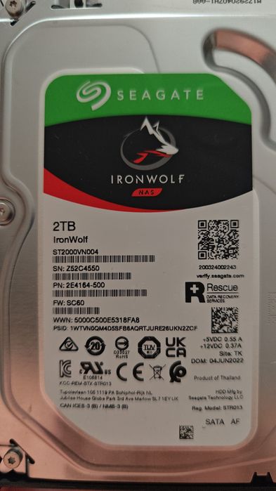 Продам Synology ds220+ и два диска по 2тб