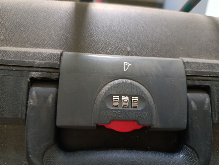 Чемодан пластиковый