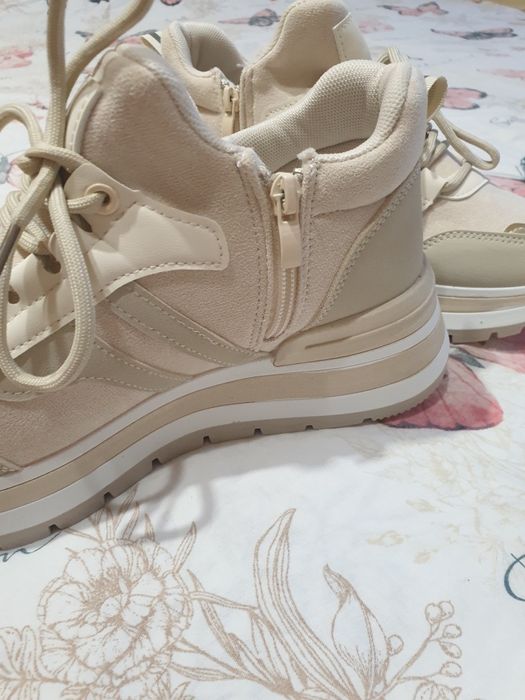 Аткуални за сезона ,Дамски велурени обувки 39 номер