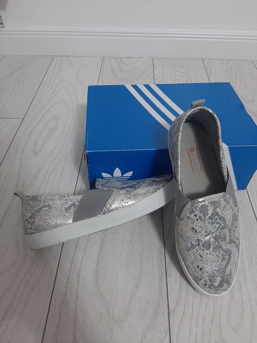 Vând teniși,mărimea 38