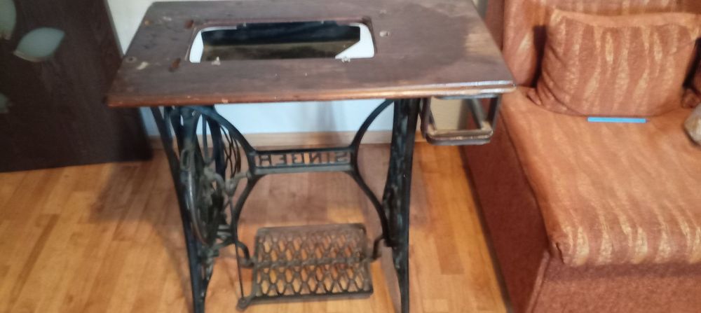 Продавам поставка за шевна машина