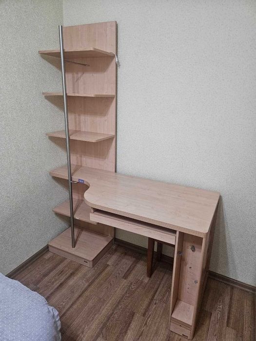 Продам письменный стол с полкой