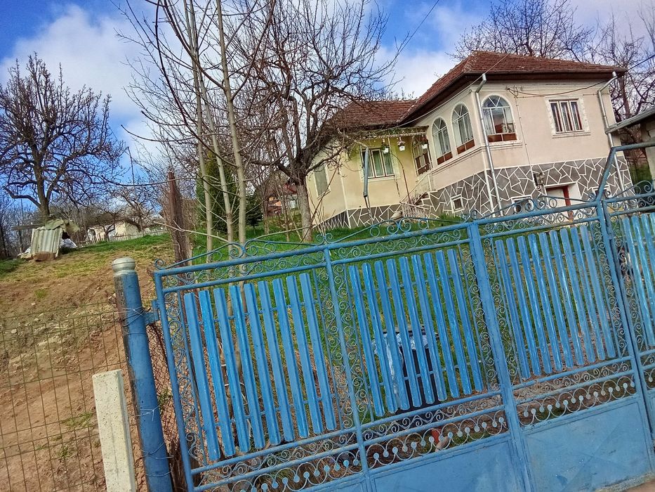 Proprietate 870 mp cu 2 case si utilitāti
