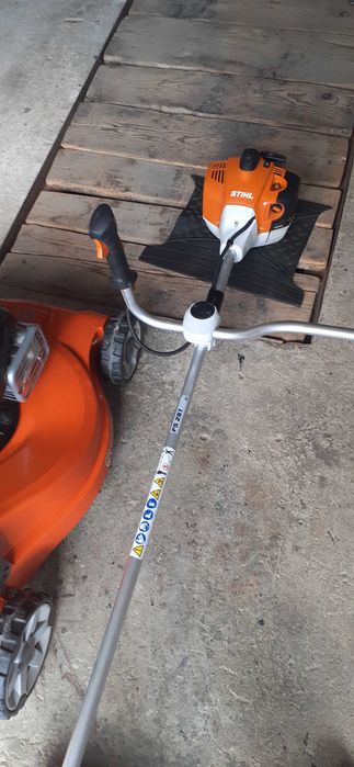 Предлагаме подръжка на дворове косене с тример и косачка.