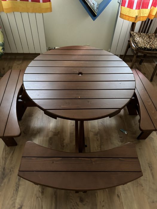 Детска маса с вградени пейки