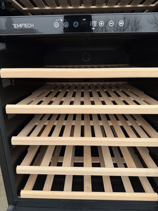 Витрина за вино с 2 температурни нива и вентилатори