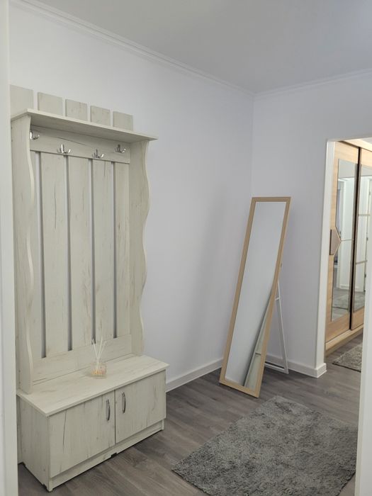 Camera de închiriat în apartament cu 3 camere