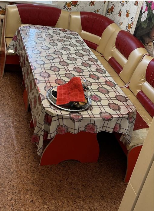 Кухонный уголок, стол в комплекте