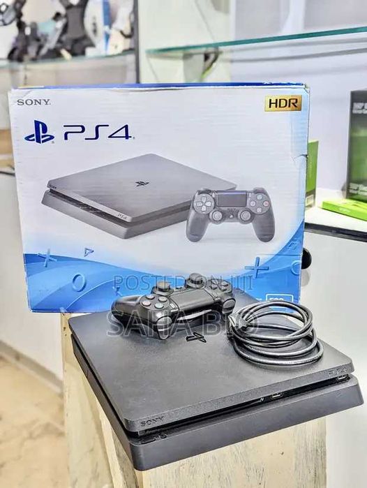 PS4 Playstation с Джойстик и игри