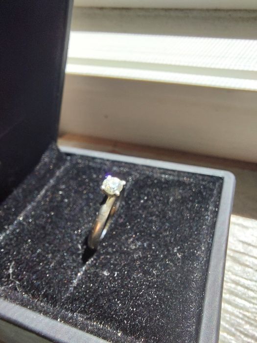 Vând inel de aur alb  cu diamant