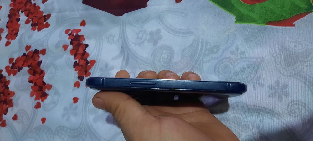 Galaxy J1 Ace holati yaxshi narmali ishledi