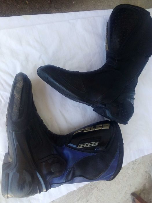 Яке две каски и два чифта мото ботуши