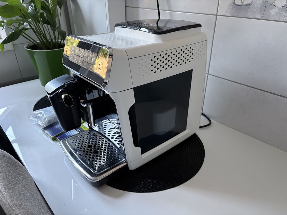Expresor Philips Late go seria 3200 (6 bauturi) + cadouri
