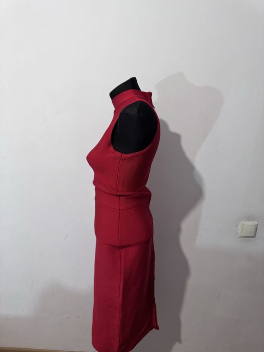 Платье облегающее красное