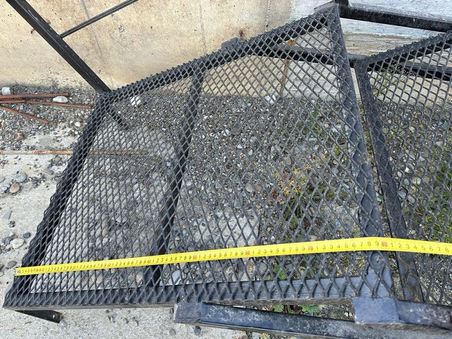 Vând scara metalică