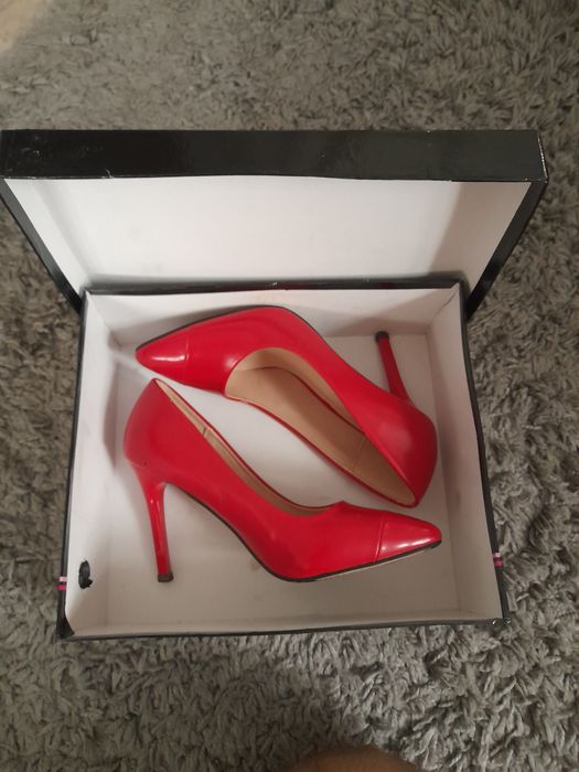 Продаю туфли женские