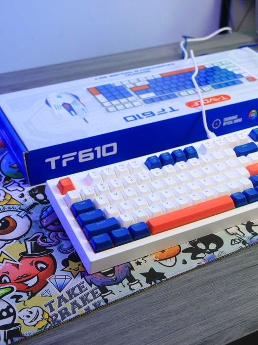 Oq rangdagi kuchli kompyuter to'plami arzon narxda sotiladi