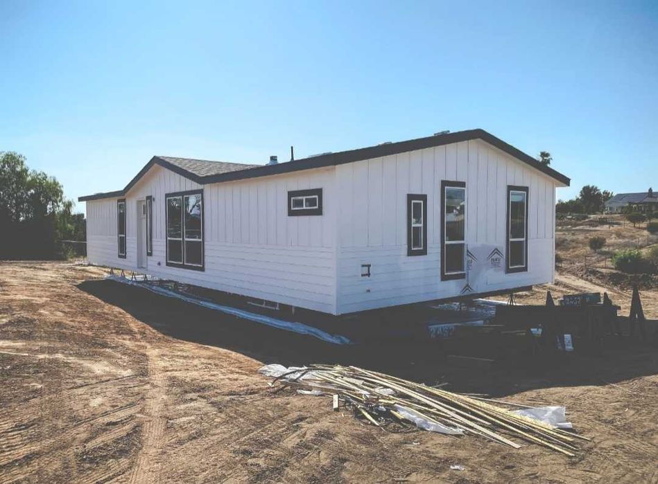 Vand case pe structura metalica