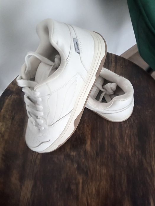Vând pantofi casual