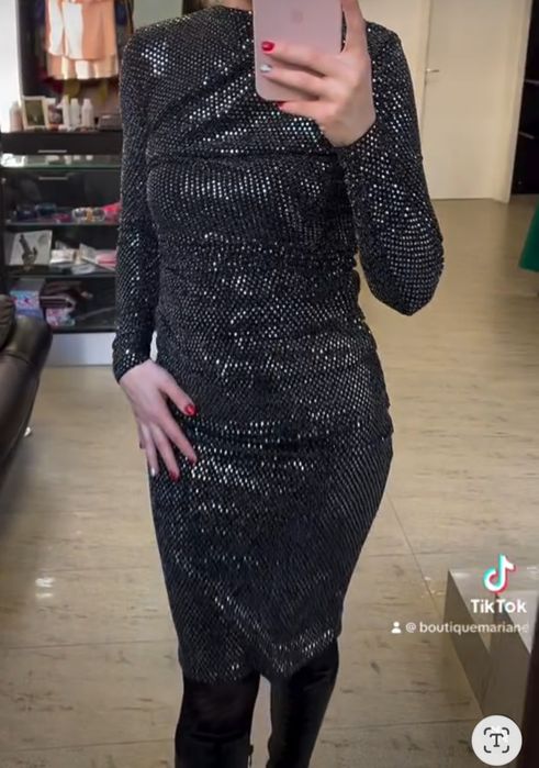 Продавам дамска блестяща рокля