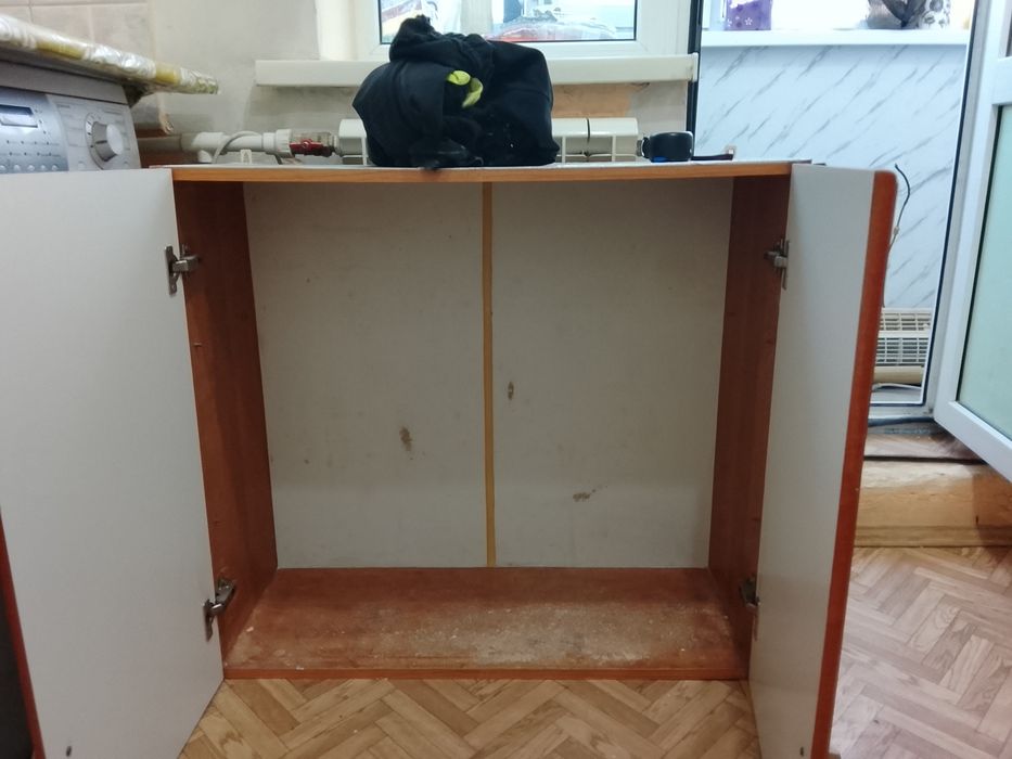 Два шкафа на стену.