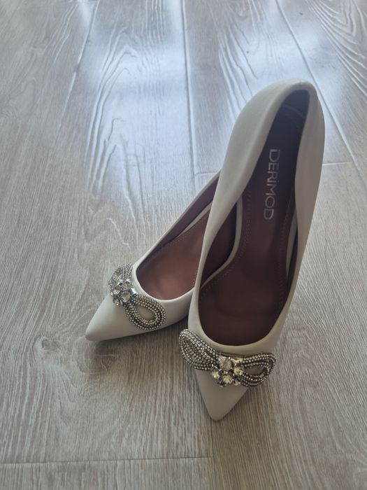 Янги аёллар туфлиси сотилади