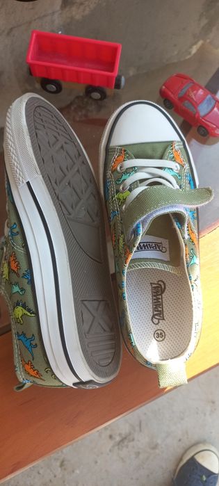 Tenisi pentru fete sau baieti