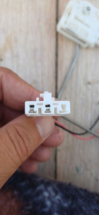 Датчик  уровня  топлива  тойота