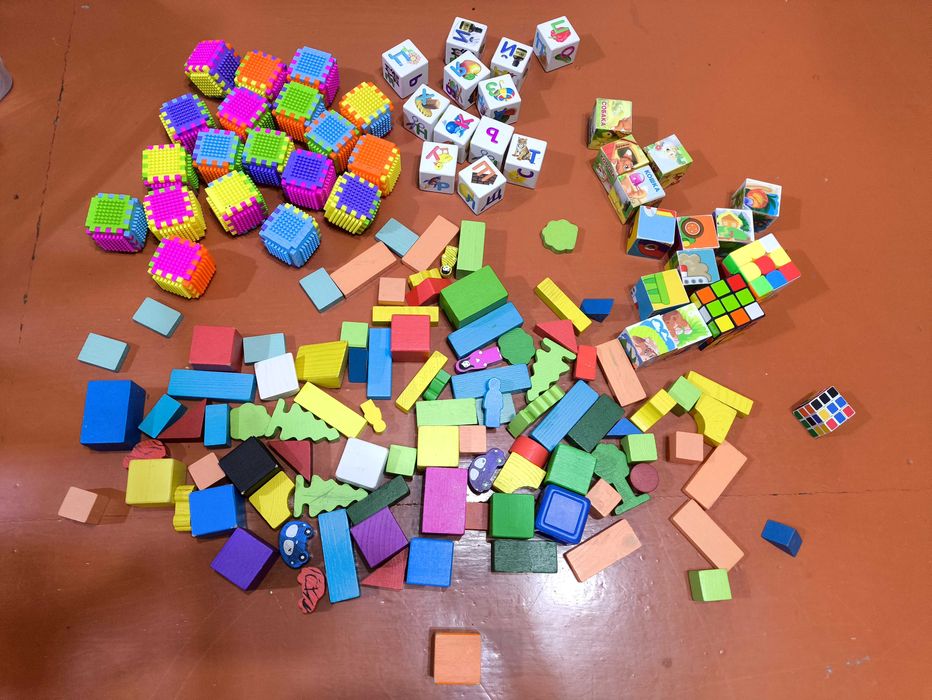 Детские кубики деревянные и пластиковые