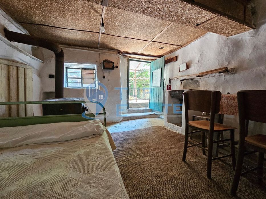 Автентична двуетажна къща с голям двор в село Мусина