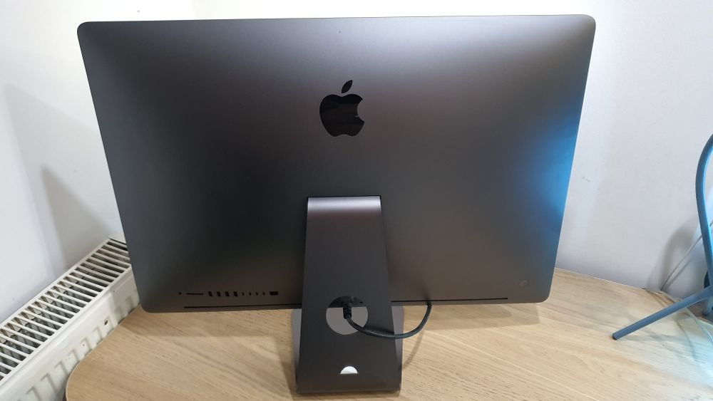 Apple iMac Pro intel Xeon W 8 core 128 GB ram 2TB ssd Vega 56 8GB