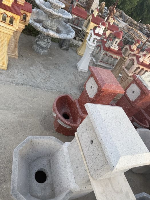 Чешми, мивки, параклиси, фонтани, фигурки