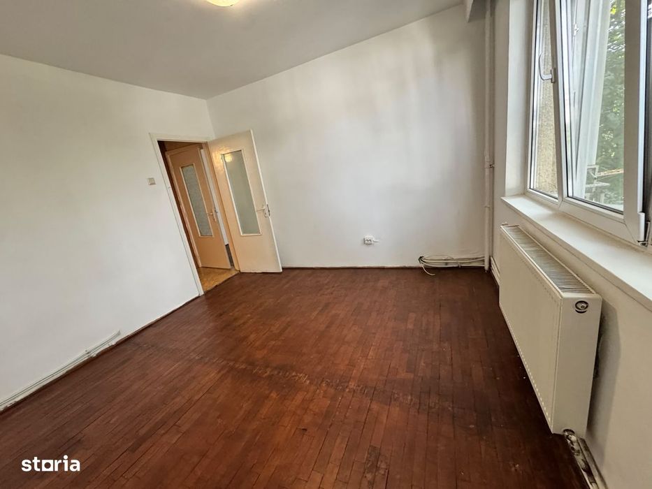 Bacău, apartament cu 3 camere, etaj 2/4, cu centrala, semicentral