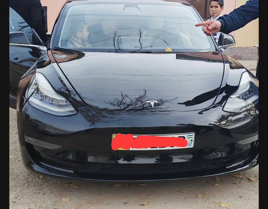 Tesla model 3  holati ideal