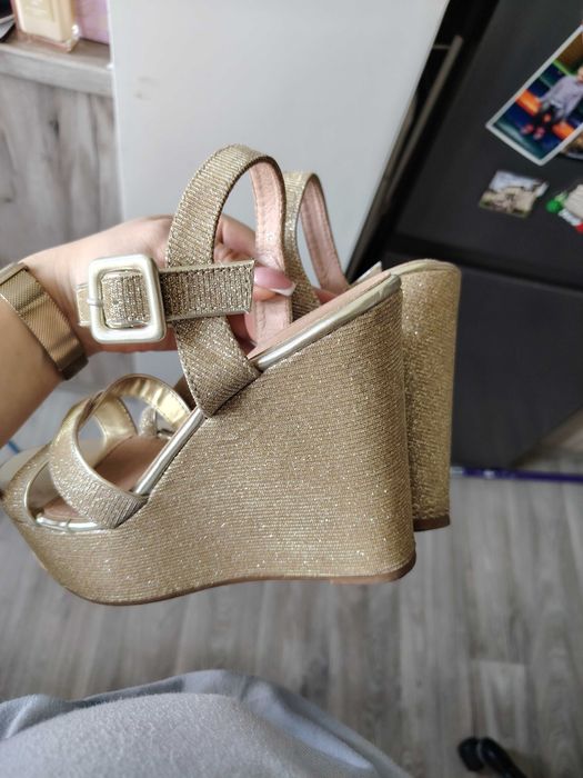 Удобни сандали на платформа