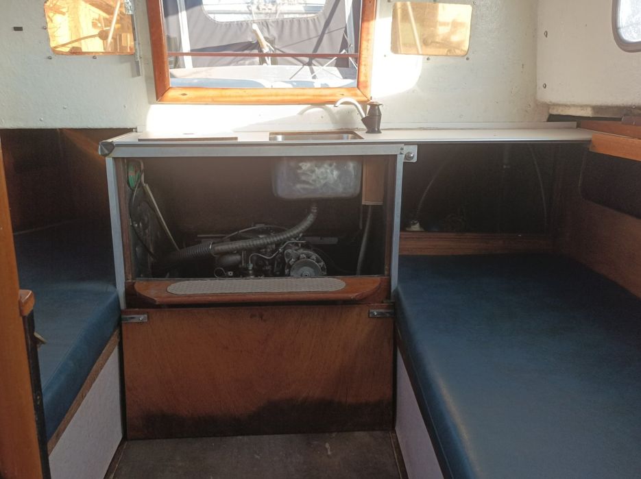 Продавам ветроходна лодка